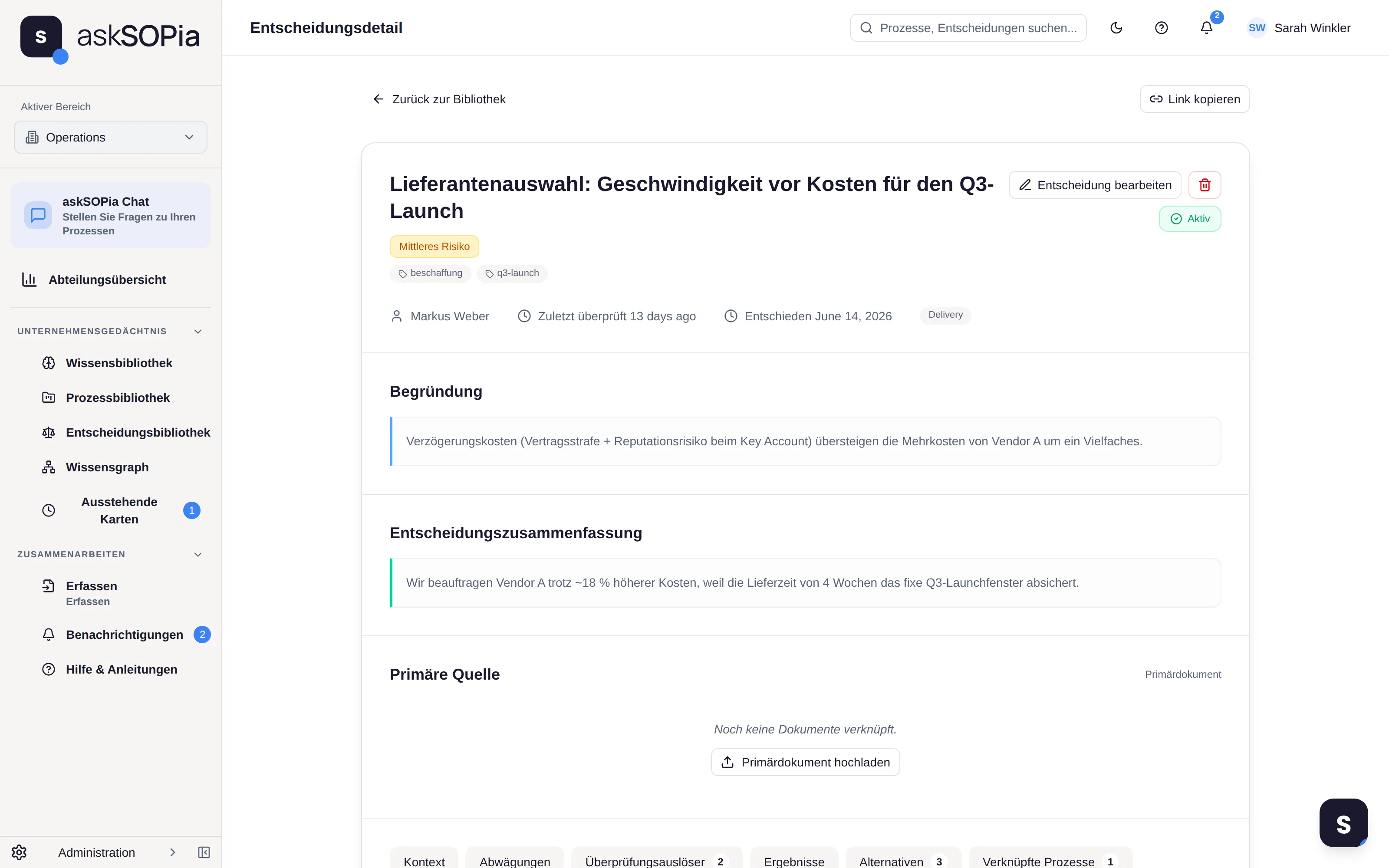 Eine Entscheidungskarte: Begründung, Alternativen mit Pro/Contra, Trade-offs und Review-Auslöser.