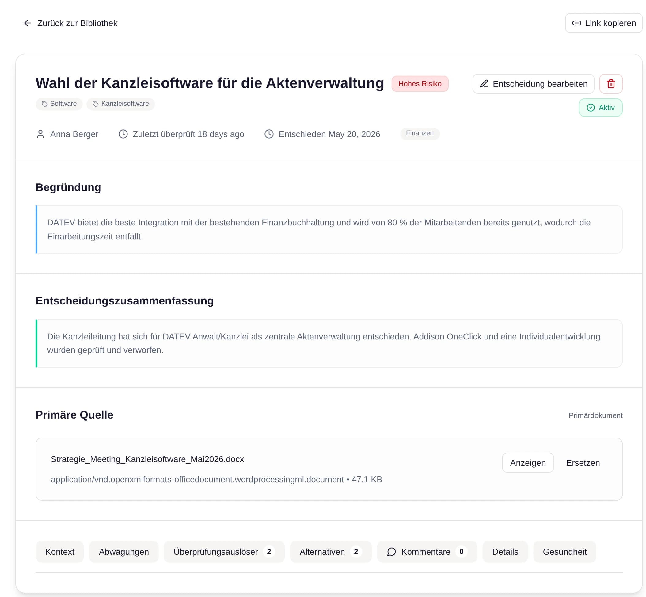 Eine Entscheidungskarte: Begründung, Alternativen mit Pro/Contra, Trade-offs und Review-Auslöser.